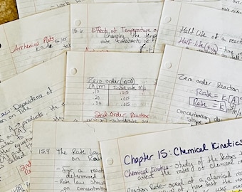 Puede incluir: Una colección de notas manuscritas en papel rayado, que detallan conceptos de química. Las notas cubren temas como las velocidades de reacción y la cinética química, con ecuaciones y diagramas. El texto está en tinta negra y azul.