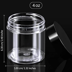 Puede incluir: Tarro de pl&aacute;stico transparente con tapa negra. El tarro mide 5,90 cm de ancho y 6,30 cm de alto, con una capacidad de 4 oz. El tarro tiene forma cil&iacute;ndrica y tapa de rosca. El texto "JX-1" est&aacute; impreso en el tarro.