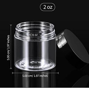 Puede incluir: Un tarro cil&iacute;ndrico transparente de 2 oz con tapa negra. El tarro mide 5,00 cm / 1,97 pulgadas de di&aacute;metro y altura. El texto "XC10-02" est&aacute; impreso en el tarro. La tapa est&aacute; parcialmente abierta.