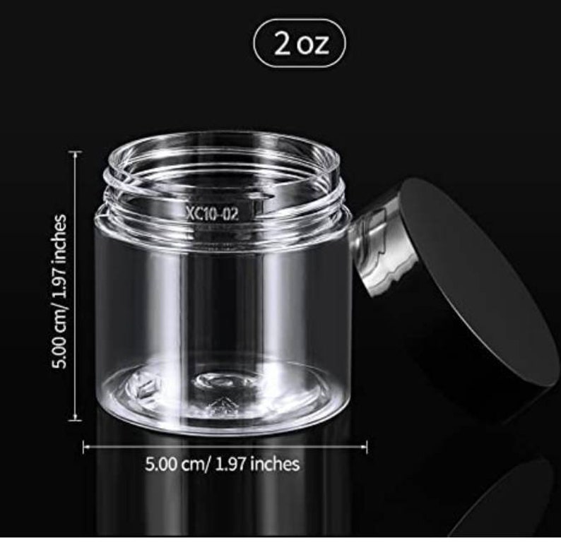 Puede incluir: Un tarro cil&iacute;ndrico transparente de 2 oz con tapa negra. El tarro mide 5,00 cm / 1,97 pulgadas de di&aacute;metro y altura. El texto "XC10-02" est&aacute; impreso en el tarro. La tapa est&aacute; parcialmente abierta.
