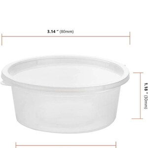 Op de afbeelding: Een doorzichtige plastic container met een deksel, met een diameter van 80 mm en een hoogte van 30 mm. De container is 65 mm breed.