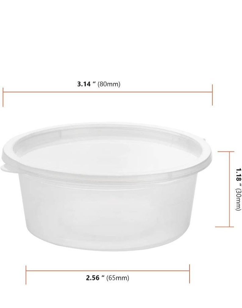 Op de afbeelding: Een doorzichtige plastic container met een deksel, met een diameter van 80 mm en een hoogte van 30 mm. De container is 65 mm breed.