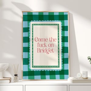 Peut inclure: Impression d'art encadrée avec une bordure à carreaux verts et bleus. L'impression présente le texte "Come the fuck on Bridget" en rose sur un fond crème. Le cadre est de couleur bois clair.