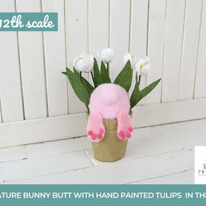 Puppenhaus Osterdeko rosa Osterhasenpo in Blumentopf mit weißen Tulpen in Maßstab 1:12