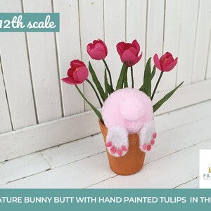 Poppenhuis Paasdecor roze konijntjeskont in pot met handgeschilderde roze tulpen in schaal 1:12