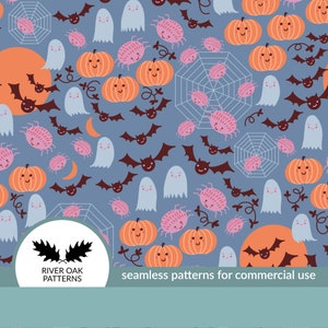 Peut inclure: Un motif répétitif sur fond bleu poussiéreux composé d'illustrations de citrouilles orange, de fantômes bleu clair, d'araignées roses, de toiles d'araignée blanches, de chauves-souris marron foncé et de lunes orange. Logo River Oak Patterns.