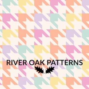Op de afbeelding: Een naadloos patroon met een ruitjespatroon in pastelkleuren, waaronder roze, geel, lichtblauw en oranje. Het patroon is op een witte achtergrond. De tekst "River Oak Patterns" staat gecentreerd onderaan de afbeelding, met een zwart bladerenlogo onder de tekst.