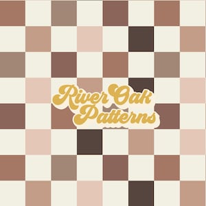 Może przedstawiać: Wzór bez szwów z kratką w kwadraty w odcieniach brązu, różu i bieli. Tekst "River Oak Patterns" jest wyświetlany w żółtej, retro czcionce.