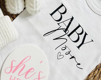 Personalised New Baby Gift Box Set | Newborn Coming Home Outfit, Baby Vest Hat Booties & 'She's Here, He's Here Sign l Baby Shower Gift