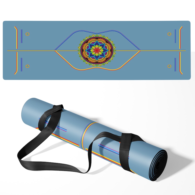 K&ouml;nnte beinhalten: Eine blaue Yogamatte mit einem bunten Mandala-Design und einem schwarzen Trageriemen. Die Matte ist aufgerollt und der Riemen ist darum gewickelt.