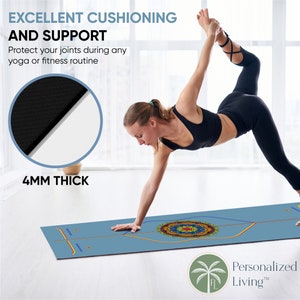 K&ouml;nnte beinhalten: Eine blaue Yogamatte mit einem farbenfrohen Mandala-Design und Ausrichtungslinien. Die Matte ist 4 mm dick und bietet eine hervorragende D&auml;mpfung und Unterst&uuml;tzung f&uuml;r Yoga- oder Fitness&uuml;bungen. Die Matte wird von Personalized Living hergestellt.