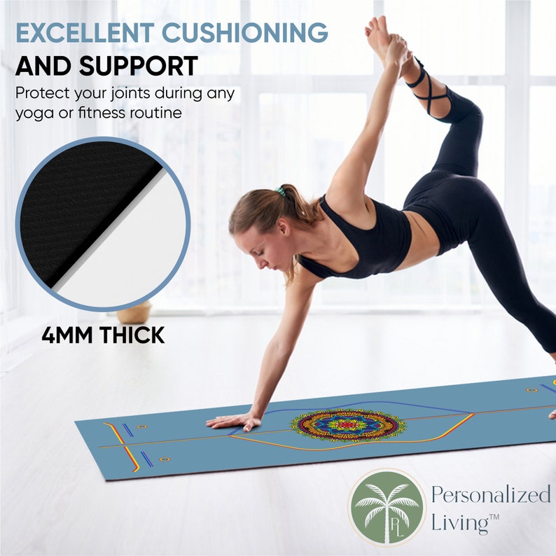 K&ouml;nnte beinhalten: Eine blaue Yogamatte mit einem farbenfrohen Mandala-Design und Ausrichtungslinien. Die Matte ist 4 mm dick und bietet eine hervorragende D&auml;mpfung und Unterst&uuml;tzung f&uuml;r Yoga- oder Fitness&uuml;bungen. Die Matte wird von Personalized Living hergestellt.