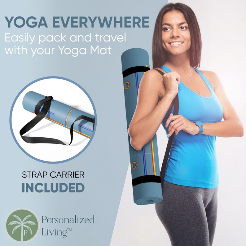 K&ouml;nnte beinhalten: Eine blaue Yogamatte mit einem Regenbogenstreifenmuster und einem schwarzen Gurt. Die Matte ist aufgerollt und der Gurt ist an der Matte befestigt. Der Text "YOGA EVERYWHERE" befindet sich oben im Bild. Der Text "Easily pack and travel with your Yoga Mat" befindet sich unter der ersten Textzeile. Der Text "STRAP CARRIER INCLUDED" befindet sich unter der zweiten Textzeile. Der Text "Personalized Living&trade;" befindet sich unten im Bild.