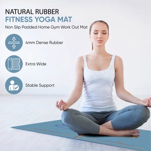 K&ouml;nnte beinhalten: Eine blaue Yogamatte mit einer Person, die in Meditationshaltung darauf sitzt. Die Matte ist 4 mm dick und aus dichtem Gummi. Sie ist extra breit und bietet stabilen Halt.