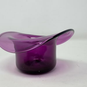 Vintage Rainbow Glass Top Hat Vase in Purple/Amethyst