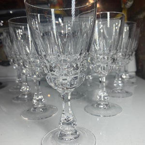 Puede incluir: Juego de seis vasos de cristal transparente con tallo y diseño de cristal tallado. Los vasos tienen una copa redonda y un tallo alto y delgado.