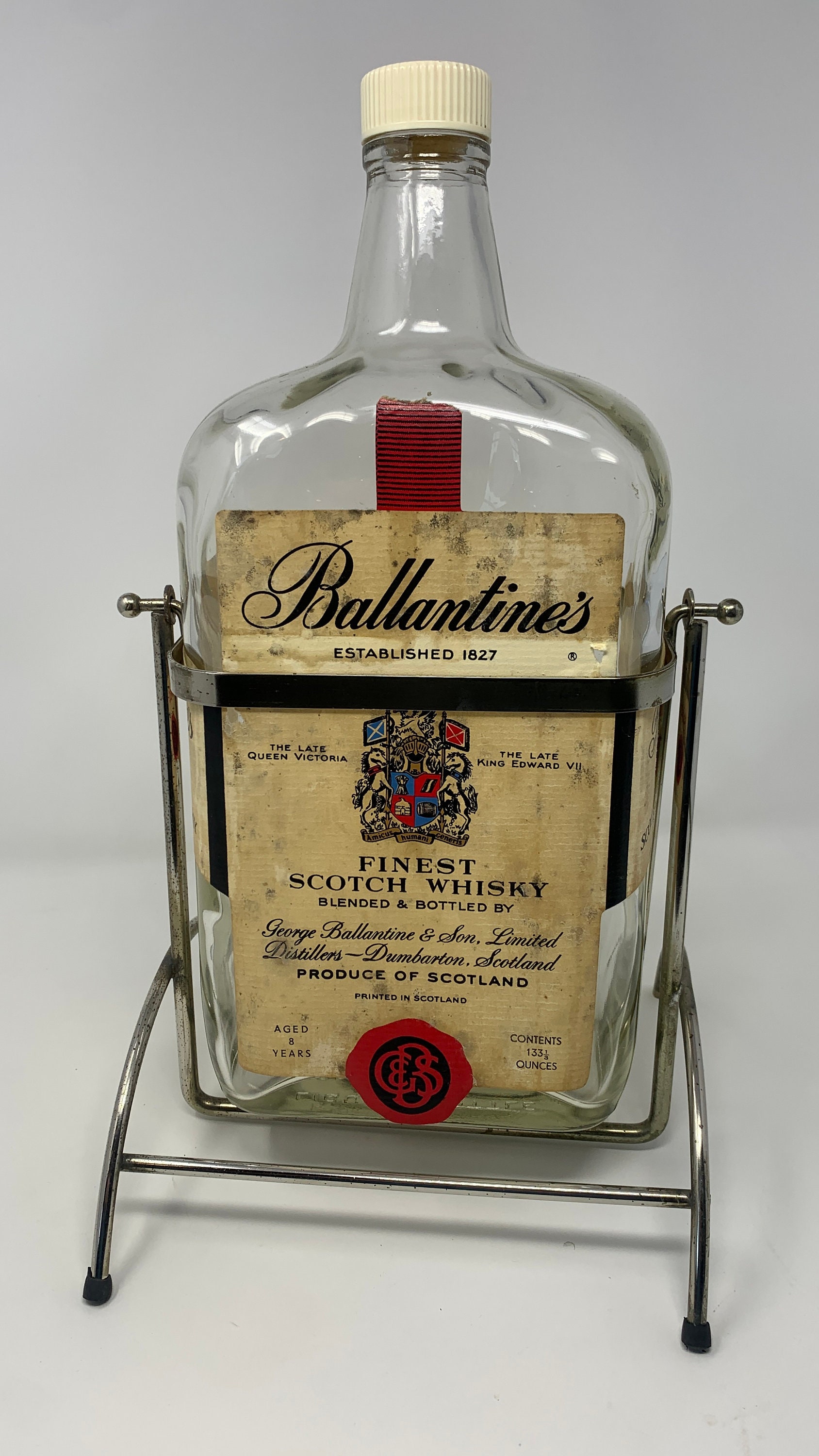 Très grande bouteille de bar à whisky Ballantine's de luxe sur support en  laiton d'origine -  France