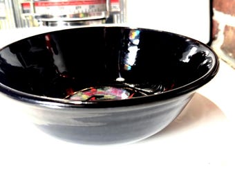 スタジオ陶器製ヴィンテージサービング/サラダボウル、直径9インチ、高さ3.5インチ、Strachan Blackサイン入り、内側に彩色あり、バンクーバー島、ブリティッシュコロンビア州、カナダ