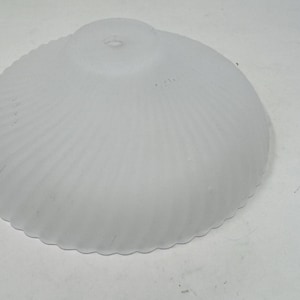 Op de afbeelding: Witte, gematteerde glazen lampenkap met een geribbeld ontwerp.