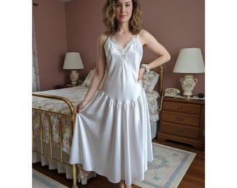 Robe nuisette California Dynasty vintage 80 blanc satiné avec bordure en dentelle, taille moyenne