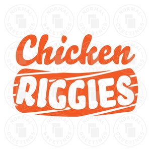 Könnte beinhalten: Orangefarbener Text auf weißem Hintergrund: "Chicken Riggies" in einer Retro-Schriftart. Das Wort "Riggies" ist in Weiß in einem orangefarbenen, horizontalen Banner gehalten. Das Bild hat ein sich wiederholendes "Normal Greetings" Wasserzeichen.