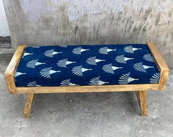 Ottomane Sitzbank mit Blau-Weißem Blumenmuster und Naturholzrahmen - Mid Century Modern Sofa - Ethnische Wohnkultur