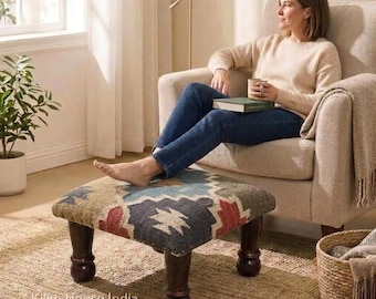 Taburete Kilim hecho a mano - Otomana cuadrada de lana y yute - Decoración bohemia para el hogar - Reposapiés pequeño tejido a mano con patas de madera oscura - Banco rústico
