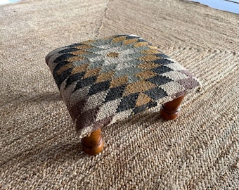 Reposapiés otomano Kilim hecho a mano: puf de madera tapizado de la India, banco con acento tribal bohemio, cojín de asiento tribal duradero.