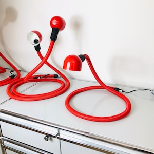 80er Jahre Nuova Veneta Lumi Tischlampe, rote verstellbare Lampe, rote Schlangenlampe, Cobra Lampe.