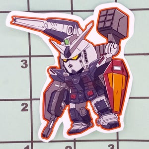 Puede incluir: Una ilustraci&oacute;n de dibujos animados de un robot blanco, gris y negro con acentos naranjas. El robot sostiene una gran pistola en su mano derecha y un escudo en su mano izquierda. El robot est&aacute; de pie sobre un fondo blanco.