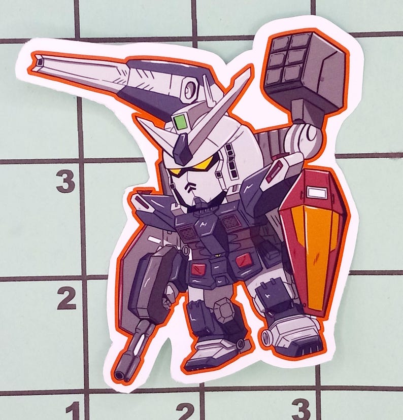 Puede incluir: Una ilustraci&oacute;n de dibujos animados de un robot blanco, gris y negro con acentos naranjas. El robot sostiene una gran pistola en su mano derecha y un escudo en su mano izquierda. El robot est&aacute; de pie sobre un fondo blanco.