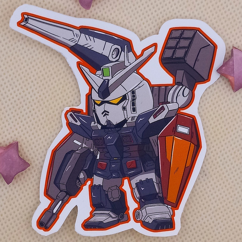 Puede incluir: Un robot de dibujos animados blanco, gris y negro con un escudo rojo y naranja. El robot tiene una gran pistola y un brazo grande y en bloque.