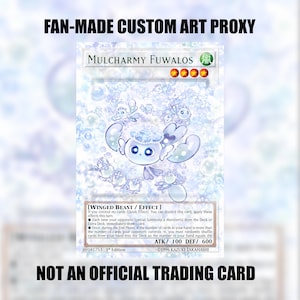 Peut inclure: Une carte à collectionner proxy avec illustration personnalisée intitulée Mulcharmy Fuwalos, aux tons bleu clair et blanc avec des motifs de bulles. La carte présente une créature centrale, quatre étoiles rouges, du texte et 100/600 en ATK/DEF.