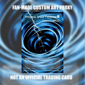 Puede incluir: Una carta coleccionable rectangular con una ilustración de un vórtice azul arremolinado y un rayo blanco. El texto dice Mystical Space Typhoon, Spell Card, Destroy 1 Spell or Trap Card on the field, 69181753, 1st Edition y 1996 Kazuki Takahashi.