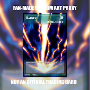 Puede incluir: Una carta coleccionable proxy personalizada hecha por fans titulada Raigeki, una carta de hechizo con un gráfico de rayo naranja brillante sobre un fondo azul oscuro. El texto dice FAN-MADE CUSTOM ART PROXY y NOT AN OFFICIAL TRADING CARD.