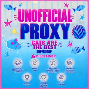 Puede incluir: Una tarjeta cuadrada con el texto UNOFFICIAL PROXY, CATS ARE THE BEST y SUPERDROP. El diseño incluye peces azules, un ovillo de lana y un ratón sobre un fondo azul claro con estrellas rosas. Los iconos detallan cartulina de 300gsm, acabado mate, dorsos blancos, uso para pruebas y que son cartas proxy hechas por fans.