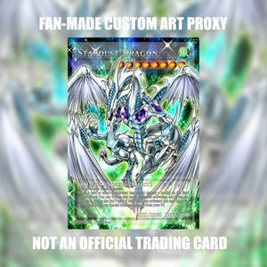 Pode incluir: Uma carta colecionável retangular apresentando um dragão branco com grandes asas e detalhes roxos contra um fundo cósmico verde e azul. O texto diz FAN-MADE CUSTOM ART PROXY, STARDUST DRAGON, DRAGON/SYNCRO/EFFECT, ATK/2500 DEF/2000 e NOT AN OFFICIAL TRADING CARD.