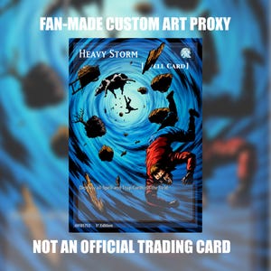 Pode incluir: Uma carta colecionável retangular com arte personalizada de um vórtice azul rodopiante. A carta exibe o texto Heavy Storm, Spell Card e Destroy all Spell and Trap Cards on the field. Uma pessoa de jaqueta vermelha é apanhada pelo vento.