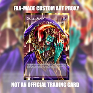 Peut inclure: Une carte à jouer proxy personnalisée faite par des fans intitulée Skill Drain. La carte présente une illustration centrale d'un personnage à la peau sarcelle en robes violettes et dorées aux yeux rouges. Texte : FAN-MADE CUSTOM ART PROXY et NOT AN OFFICIAL TRADING CARD.