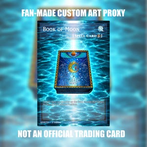 Może przedstawiać: Niestandardowa, stworzona przez fanów karta kolekcjonerska z zaklęciem Book of Moon na niebieskim tle z motywem wody. Karta zawiera tekst Book of Moon, Spell Card oraz instrukcje gry, z ilustracją ozdobnej niebieskiej księgi ze złotym księżycem.