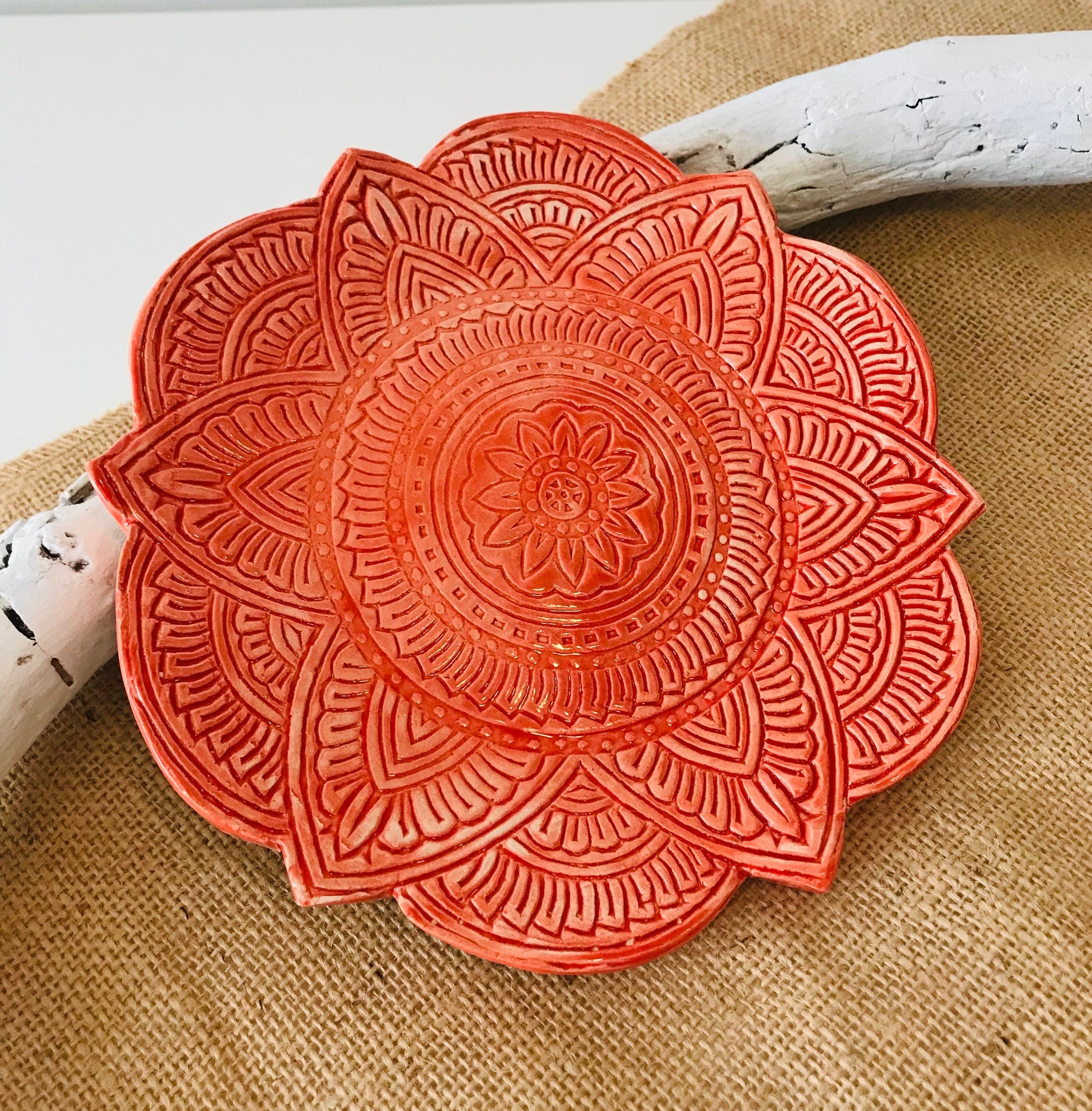 Assiette Indienne Artisanale en Céramique - Modèle Rouge Fraise