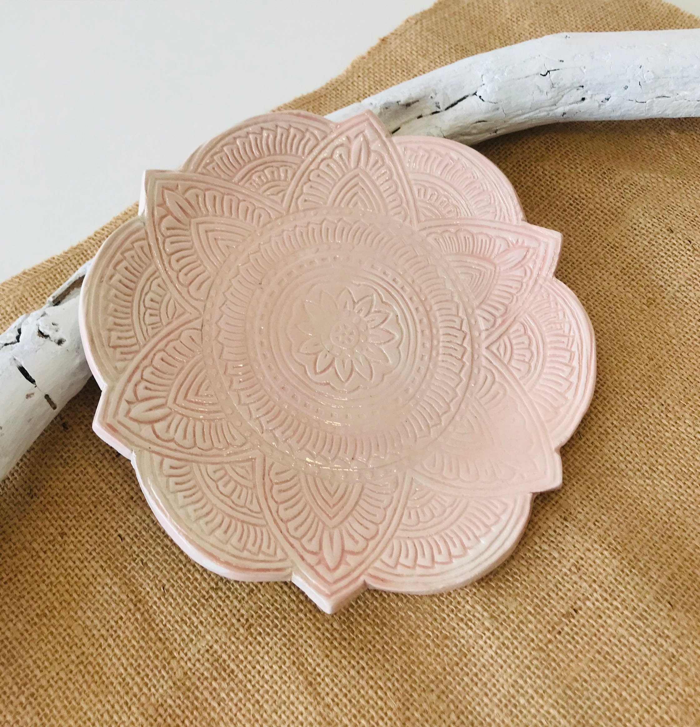 Assiette Indienne Artisanale en Céramique - Modèle Rose Pâle