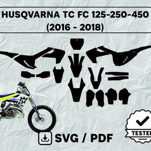 Könnte beinhalten: Schwarzes Grafikdesign für ein Husqvarna TC FC 125-250-450 (2016-2018) Motorrad. Das Bild zeigt ein Motorrad und schwarze grafische Elemente. Text enthält "HUSQVARNA TC FC 125-250-450 (2016-2018)", "SVG / PDF" und "TESTED".