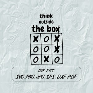 Puede incluir: Ilustración en blanco y negro de un tablero de tres en raya con la frase "think outside the box" encima. El tablero tiene un círculo en la casilla del medio superior, una X en la casilla superior derecha, un círculo en la casilla izquierda del medio, un círculo en la casilla del medio, una X en la casilla derecha del medio, un círculo en la casilla izquierda inferior, una X en la casilla del medio inferior y un círculo en la casilla derecha inferior. El texto "CUT FILE" y "SVG, PNG, JPG, EPS, DXF, PDF" está debajo del tablero.