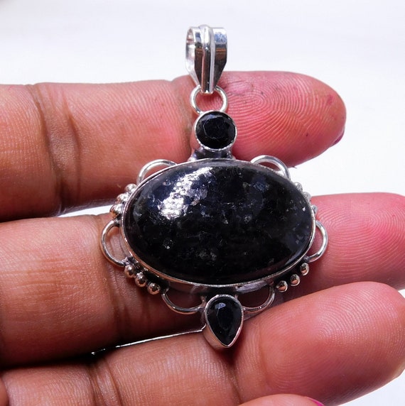 Nuummite pendant clearance