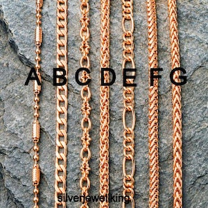 Peut inclure: Sept chaînes en métal doré rose étiquetées de A à G, présentant divers styles de maillons, notamment des motifs boule, gourmette, forçat, épi et figaro. Chaque chaîne est équipée d'un fermoir mousqueton à l'extrémité pour une fixation sûre.