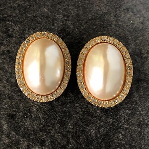 Orecchini a clip vintage Les Bernard firmati, in eccellenti condizioni, gioielli di alta moda di metà secolo, con perle, strass e oro