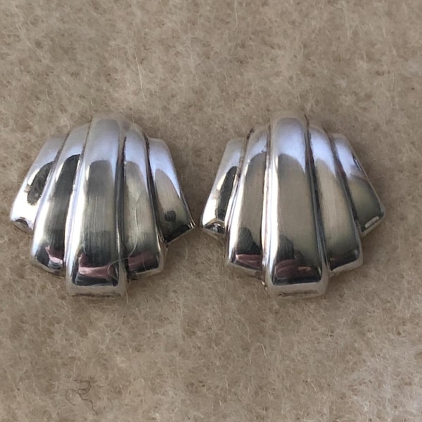 Boucles d'oreilles vintage Bijouterie vintage du bijoutier en argent 925, coquillage moderniste, forme creuse classique à l'arrière