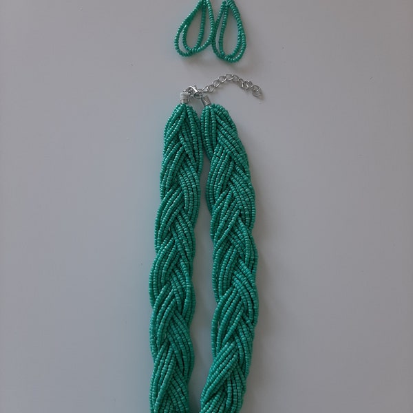 Ensemble collier ras de cou et boucles d'oreilles verts