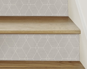 Calcomanías para contrahuellas de escaleras con líneas geométricas hexagonales art déco en gris cálido.